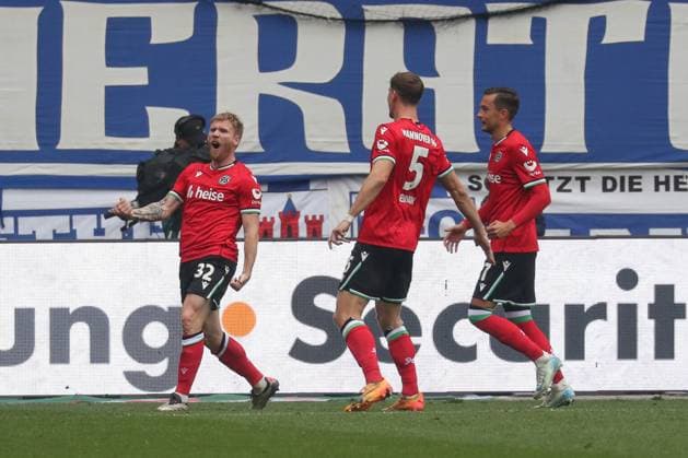 27 10 2024, xgox, Fußball 2 Bundesliga, 1 FC Magdeburg Hannover 96 emspor, v l Andreas Voglsammer Hannover, 32 Jubel, Torjubel, jubelt ueber das Tor, celebrate the goal, celebration DFL DFB REGULATIONS PROHIBIT ANY USE OF PHOTOGRAPHS as IMAGE SEQUENCES and or QUASI VIDEO Magdeburg