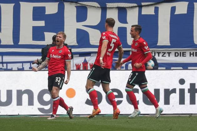 27 10 2024, xgox, Fußball 2 Bundesliga, 1 FC Magdeburg Hannover 96 emspor, v l Andreas Voglsammer Hannover, 32 Jubel, Torjubel, jubelt ueber das Tor, celebrate the goal, celebration DFL DFB REGULATIONS PROHIBIT ANY USE OF PHOTOGRAPHS as IMAGE SEQUENCES and or QUASI VIDEO Magdeburg