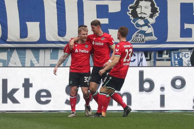 27 10 2024, xgox, Fußball 2 Bundesliga, 1 FC Magdeburg Hannover 96 emspor, v l Andreas Voglsammer Hannover, 32 Jubel, Torjubel, jubelt ueber das Tor, celebrate the goal, celebration DFL DFB REGULATIONS PROHIBIT ANY USE OF PHOTOGRAPHS as IMAGE SEQUENCES and or QUASI VIDEO Magdeburg