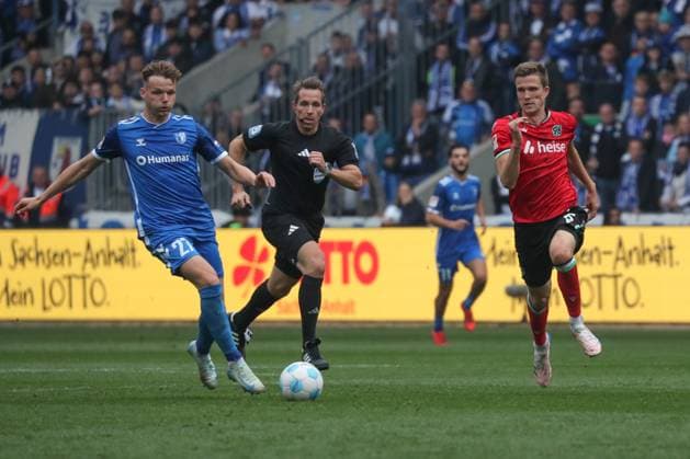 27 10 2024, xgox, Soccer 2 Bundesliga, 1 FC Magdeburg Hannover 96 emspor, v l Philipp Hercher Magdeburg, 27 , Fabian Kunze Hannover, 6 DFL DFB REGULATIONS PROHIBIT ANY USE OF PHOTOGRAPHS as IMAGE SEQUENCES and or QUASI VIDEO Magdeburg