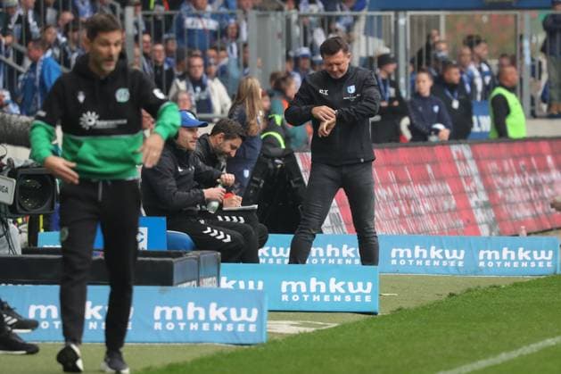 27 10 2024, xgox, Fußball 2 Bundesliga, 1 FC Magdeburg Hannover 96 emspor, v l Christian Titz Magdeburg, Trainer DFL DFB REGULATIONS PROHIBIT ANY USE OF PHOTOGRAPHS as IMAGE SEQUENCES and or QUASI VIDEO Magdeburg