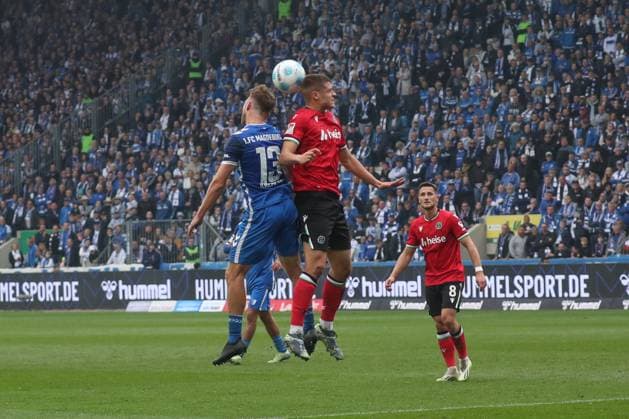 27 10 2024, xgox, Soccer 2 Bundesliga, 1 FC Magdeburg Hannover 96 emspor, v l Connor Krempicki Magdeburg, 13 , Nicolo Tresoldi Hannover, 9 duel, duel, fight, tackle DFL DFB REGULATIONS PROHIBIT ANY USE OF PHOTOGRAPHS as IMAGE SEQUENCES and or QUASI VIDEO Magdeburg