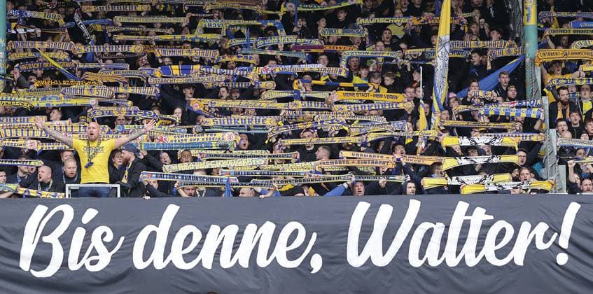 Sport Themen der Woche KW43 Gedenkminute fuer den verstorbenen Meisterspieler Walter Schmidt Fussball, Herren, Saison 2024 2025 2.BL, Eintracht Stadion, Eintracht Braunschweig gegen Preussen Muenster DFL REGULATIONS PROHIBIT ANY USE OF PHOTOGRAPHS AS IMAGE SEQUENCES AND OR QUASI-VIDEO. *** Memorial minute for the deceased champion player Walter Schmidt Football, Men, Season 2024 2025 2 BL, Eintracht Stadion, Eintracht Braunschweig vs Preussen Muenster DFL REGULATIONS PROHIBIT ANY USE OF PHOTOGRAPHS AS IMAGE SEQUENCES AND OR QUASI VIDEO
