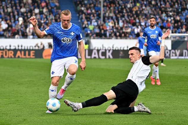 27 10 2024, xfux, Fussball 2 Bundesliga, SV Darmstadt 98 SSV Ulm 1846, emspor, v l Isac Lidberg SV Darmstadt 98 , Niklas Kolbe SSV Ulm 1846 DFL DFB REGULATIONS PROHIBIT ANY USE OF PHOTOGRAPHS as IMAGE SEQUENCES and or QUASI VIDEO Darmstadt
