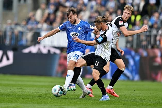 27 10 2024, xfux, Fussball 2 Bundesliga, SV Darmstadt 98 SSV Ulm 1846, emspor, v l Killian Corredor SV Darmstadt 98 , Dennis Chessa SSV Ulm 1846 DFL DFB REGULATIONS PROHIBIT ANY USE OF PHOTOGRAPHS as IMAGE SEQUENCES and or QUASI VIDEO Darmstadt