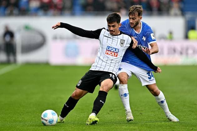 27 10 2024, xfux, Fussball 2 Bundesliga, SV Darmstadt 98 SSV Ulm 1846, emspor, v l Aaron Keller SSV Ulm 1846 , Killian Corredor SV Darmstadt 98 DFL DFB REGULATIONS PROHIBIT ANY USE OF PHOTOGRAPHS as IMAGE SEQUENCES and or QUASI VIDEO Darmstadt