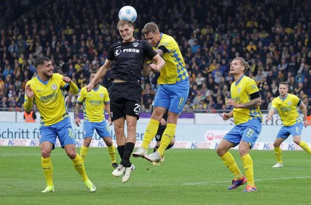 Lukas Frenkert Preussen Muenster , Sebastian Polter Eintracht Braunschweig Football, Men, Season 2024 2025 2 BL, Eintracht Stadion, Eintracht Braunschweig vs Preussen Muenster DFL REGULATIONS PROHIBIT ANY USE OF PHOTOGRAPHS AS IMAGE SEQUENCES AND OR QUASI VIDEO