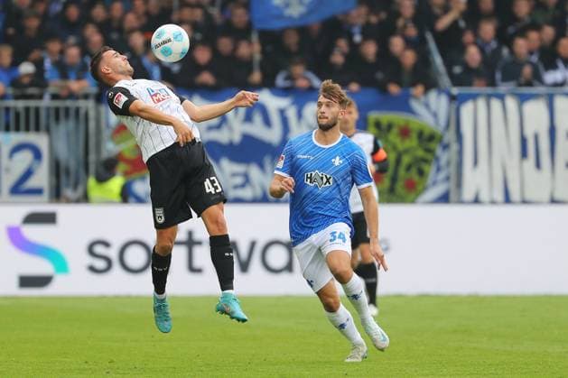 27 10 2024, xtvx, Fußball 2 Bundesliga, SV Darmstadt 98 SSV Ulm 1846 emspor, v l Zweikampf, Duell, duel, tackle, compete Romario Roesch SSV Ulm 1846 Killian Corredor SV Darmstadt 98 DFL DFB REGULATIONS PROHIBIT ANY USE OF PHOTOGRAPHS as IMAGE SEQUENCES and or QUASI VIDEO Darmstadt