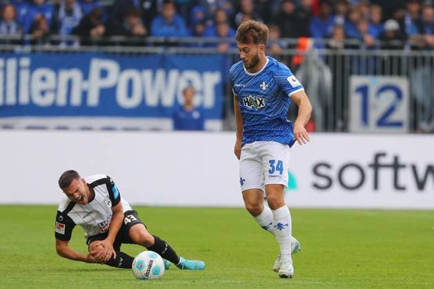 27 10 2024, xtvx, Fußball 2 Bundesliga, SV Darmstadt 98 SSV Ulm 1846 emspor, v l Verletzung Romario Roesch SSV Ulm 1846 Killian Corredor SV Darmstadt 98 DFL DFB REGULATIONS PROHIBIT ANY USE OF PHOTOGRAPHS as IMAGE SEQUENCES and or QUASI VIDEO Darmstadt
