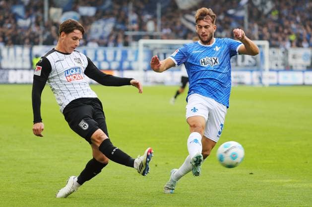 27 10 2024, xtvx, Fußball 2 Bundesliga, SV Darmstadt 98 SSV Ulm 1846 emspor, v l Zweikampf, Duell, duel, tackle, compete Max Brandt SSV Ulm 1846 Killian Corredor SV Darmstadt 98 DFL DFB REGULATIONS PROHIBIT ANY USE OF PHOTOGRAPHS as IMAGE SEQUENCES and or QUASI VIDEO Darmstadt