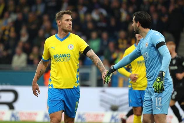 Braunschweig vs Münster, 2 BL Braunschweig, 27 10 2024, FOOTBALL Eintracht Braunschweig vs SC Preußen Münster, 2 BL, Season 2024 25 Sebastian Polter Eintracht Braunschweig , Goalkeeper Marko Johansson Eintracht Braunschweig Braunschweig