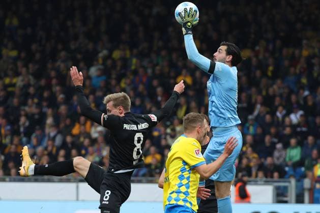 Braunschweig vs Münster, 2 BL Braunschweig, 27 10 2024, FOOTBALL Eintracht Braunschweig vs SC Preußen Münster, 2 BL, Season 2024 25 Joshua Mees Münster , Goalkeeper Marko Johansson Eintracht Braunschweig , Paul Jaeckel Eintracht Braunschweig Braunschweig
