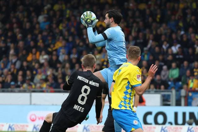 Braunschweig vs Münster, 2 BL Braunschweig, 27 10 2024, FOOTBALL Eintracht Braunschweig vs SC Preußen Münster, 2 BL, Season 2024 25 Joshua Mees Münster , Goalkeeper Marko Johansson Eintracht Braunschweig , Paul Jaeckel Eintracht Braunschweig Braunschweig