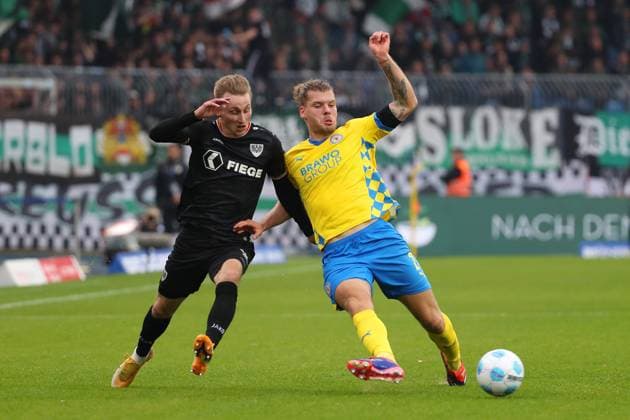 Braunschweig vs Münster, 2 BL Braunschweig, 27 10 2024, FOOTBALL Eintracht Braunschweig vs SC Preußen Münster, 2 BL, Season 2024 25 Joshua Mees Münster , Kevin Ehlers Eintracht Braunschweig Braunschweig