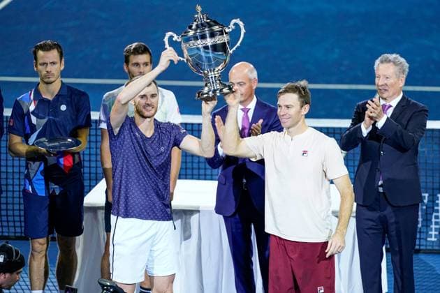 27 10 2024, Basel, St Jakobshalle, ATP Swiss Indoors Basel, Jamie Murray GBR, left and John Peers AUS, right lifts the winners trophy after their victory during the Mens Doubles Final Basel St Jakobshalle Basel Switzerland Copyright: xJustPictures.ch DanielaxPorcellix jp-en-DaPo-20241027-_DP18778-2