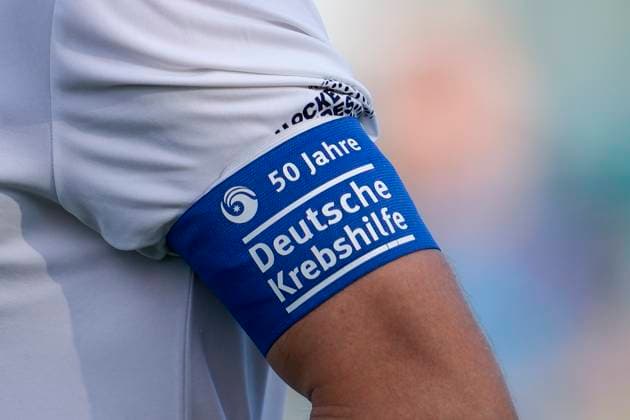 Sport Themen der Woche KW43 Sport Bilder des Tages Armbinde mit der Aufschrift: 50 Jahre Deutsche Krebshilfe, Einzelbild, Einzelfoto, Symbolfoto, Symbolbild, Symbol, 27.10.2024, Mannheim (Deutschland), Hockey, 1. Bundesliga, Herren, Mannheimer HC - UHC Hamburg *** Armband with the inscription 50 years of German Cancer Aid, single image, single photo, symbol photo, symbol image, symbol, 27 10 2024, Mannheim Germany , Hockey, 1 Bundesliga, Men, Mannheimer HC UHC Hamburg xozx
