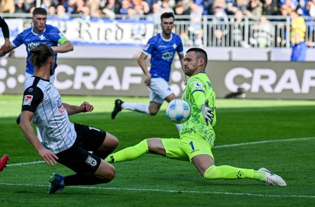 27 10 2024, xfux, Fussball 2 Bundesliga, SV Darmstadt 98 SSV Ulm 1846, emspor, v l Dennis Chessa SSV Ulm 1846 , Marcel Schuhen SV Darmstadt 98 DFL DFB REGULATIONS PROHIBIT ANY USE OF PHOTOGRAPHS as IMAGE SEQUENCES and or QUASI VIDEO Darmstadt