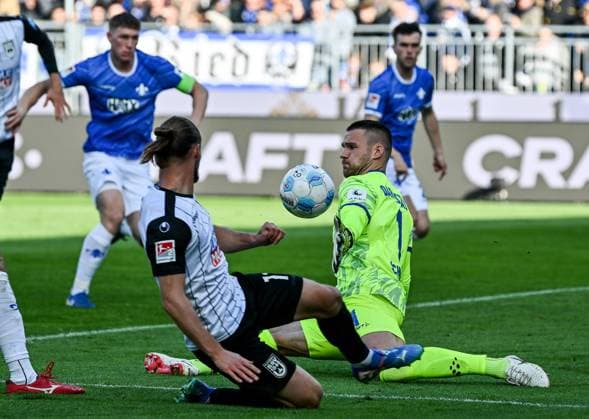 27 10 2024, xfux, Fussball 2 Bundesliga, SV Darmstadt 98 SSV Ulm 1846, emspor, v l Dennis Chessa SSV Ulm 1846 , Marcel Schuhen SV Darmstadt 98 DFL DFB REGULATIONS PROHIBIT ANY USE OF PHOTOGRAPHS as IMAGE SEQUENCES and or QUASI VIDEO Darmstadt