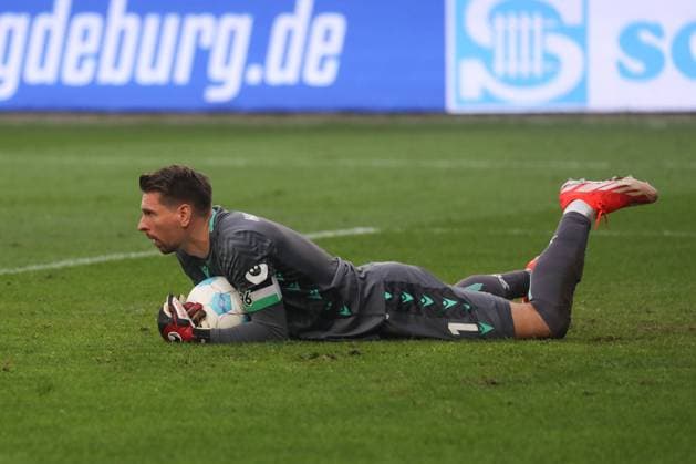 27 10 2024, xgox, Fußball 2 Bundesliga, 1 FC Magdeburg Hannover 96 emspor, v l Ron Robert Zieler Hannover, 12 Parade, haelt den Ball, faengt den Ball, pariert DFL DFB REGULATIONS PROHIBIT ANY USE OF PHOTOGRAPHS as IMAGE SEQUENCES and or QUASI VIDEO Magdeburg