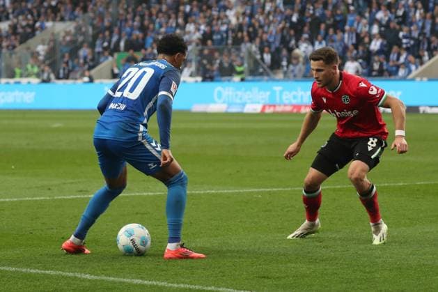 27 10 2024, xgox, Soccer 2 Bundesliga, 1 FC Magdeburg Hannover 96 emspor, v l Xavier Amaechi Magdeburg, 20 , Enzo Leopold Hannover, 8 DFL DFB REGULATIONS PROHIBIT ANY USE OF PHOTOGRAPHS as IMAGE SEQUENCES and or QUASI VIDEO Magdeburg