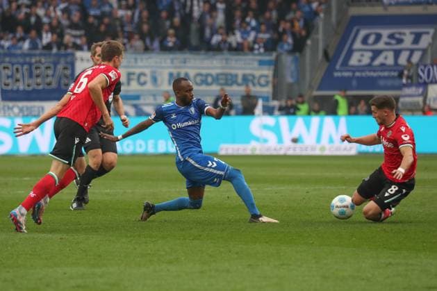 27 10 2024, xgox, Soccer 2 Bundesliga, 1 FC Magdeburg Hannover 96 emspor, v l Silas Gnaka Magdeburg, 25 , Enzo Leopold Hannover, 8 DFL DFB REGULATIONS PROHIBIT ANY USE OF PHOTOGRAPHS as IMAGE SEQUENCES and or QUASI VIDEO Magdeburg
