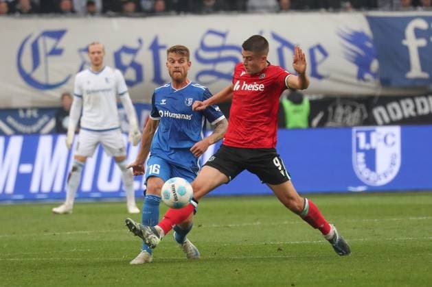 27 10 2024, xgox, Fußball 2 Bundesliga, 1 FC Magdeburg Hannover 96 emspor, v l Marcus Mathisen Magdeburg, 16 , Nicolo Tresoldi Hannover, 9 Zweikampf, Duell, Kampf, tackle DFL DFB REGULATIONS PROHIBIT ANY USE OF PHOTOGRAPHS as IMAGE SEQUENCES and or QUASI VIDEO Magdeburg