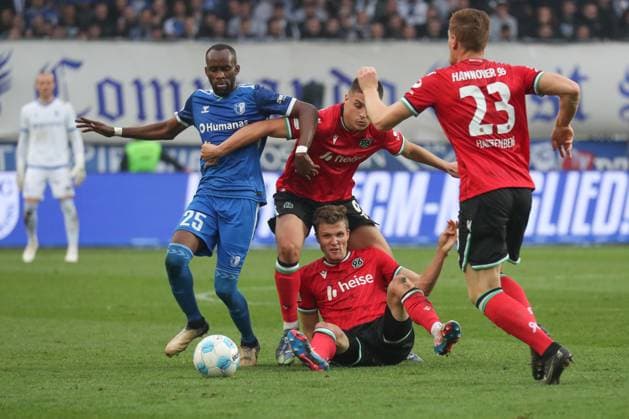 27 10 2024, xgox, Fußball 2 Bundesliga, 1 FC Magdeburg Hannover 96 emspor, v l Silas Gnaka Magdeburg, 25 , Nicolo Tresoldi Hannover, 9 , Fabian Kunze Hannover, 6 Zweikampf, Duell, Kampf, tackle DFL DFB REGULATIONS PROHIBIT ANY USE OF PHOTOGRAPHS as IMAGE SEQUENCES and or QUASI VIDEO Magdeburg