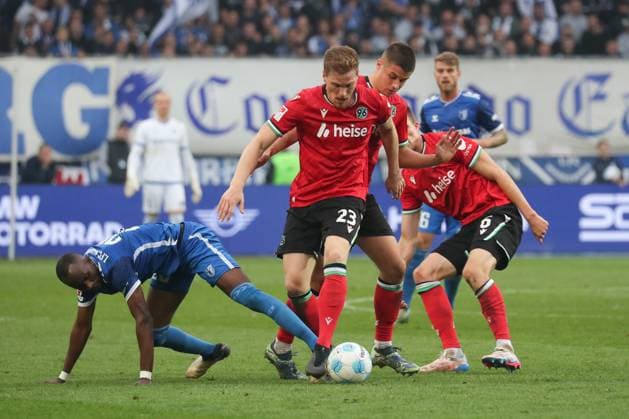 27 10 2024, xgox, Fußball 2 Bundesliga, 1 FC Magdeburg Hannover 96 emspor, v l Silas Gnaka Magdeburg, 25 , Marcel Halstenberg Hannover, 23 , Nicolo Tresoldi Hannover, 9 , Fabian Kunze Hannover, 6 Zweikampf, Duell, Kampf, tackle DFL DFB REGULATIONS PROHIBIT ANY USE OF PHOTOGRAPHS as IMAGE SEQUENCES and or QUASI VIDEO Magdeburg