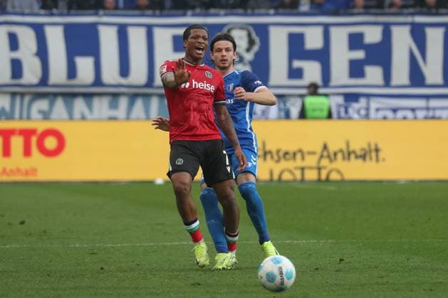 27 10 2024, xgox, football 2 Bundesliga, 1 FC Magdeburg Hannover 96 emspor, v l Jessic Ngankam Hannover, 7 , Jean Hugonet Magdeburg, 24 duel, duel, fight, tackle DFL DFB REGULATIONS PROHIBIT ANY USE OF PHOTOGRAPHS as IMAGE SEQUENCES and or QUASI VIDEO Magdeburg