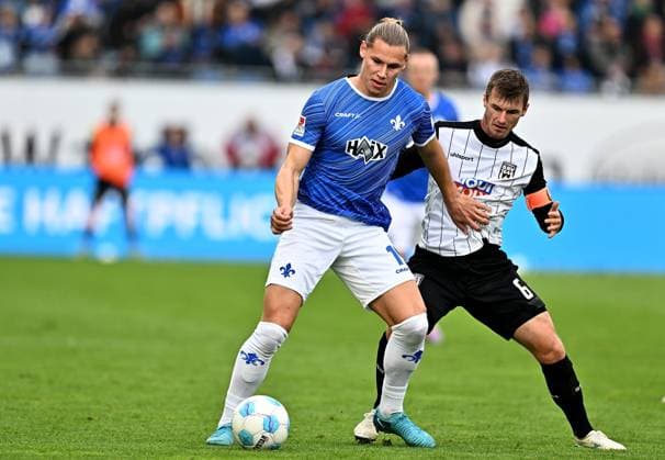27 10 2024, xfux, Fußball 2 Bundesliga, SV Darmstadt 98 SSV Ulm 1846, emspor, v l Fynn Lakenmacher SV Darmstadt 98 zautz, Thomas Geyer SSV Ulm 1846 DFL DFB REGULATIONS PROHIBIT ANY USE OF PHOTOGRAPHS as IMAGE SEQUENCES and or QUASI VIDEO Darmstadt