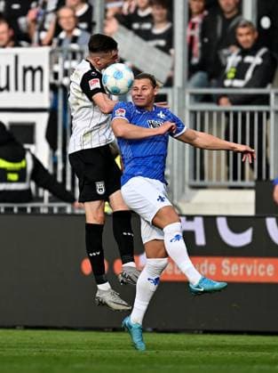 27 10 2024, xfux, Fußball 2 Bundesliga, SV Darmstadt 98 SSV Ulm 1846, emspor, v l Niklas Kolbe SSV Ulm 1846 , Fynn Lakenmacher SV Darmstadt 98 zautz Kopfball, Kopfballduell DFL DFB REGULATIONS PROHIBIT ANY USE OF PHOTOGRAPHS as IMAGE SEQUENCES and or QUASI VIDEO Darmstadt