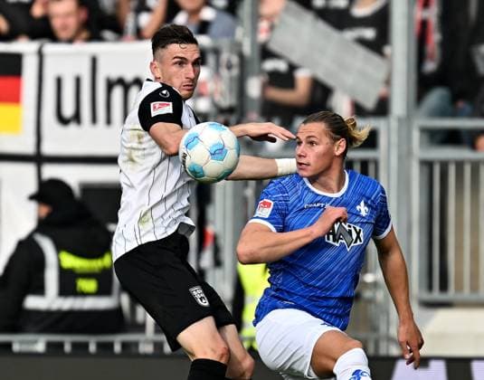 27 10 2024, xfux, Fußball 2 Bundesliga, SV Darmstadt 98 SSV Ulm 1846, emspor, v l Niklas Kolbe SSV Ulm 1846 , Fynn Lakenmacher SV Darmstadt 98 zautz Kopfball, Kopfballduell DFL DFB REGULATIONS PROHIBIT ANY USE OF PHOTOGRAPHS as IMAGE SEQUENCES and or QUASI VIDEO Darmstadt