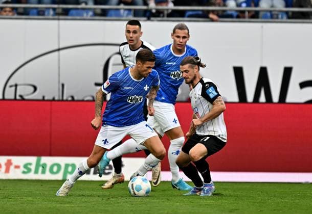 27 10 2024, xfux, Fussball 2 Bundesliga, SV Darmstadt 98 SSV Ulm 1846, emspor, v l Tobias Kempe SV Darmstadt 98 , Dennis Chessa SSV Ulm 1846 DFL DFB REGULATIONS PROHIBIT ANY USE OF PHOTOGRAPHS as IMAGE SEQUENCES and or QUASI VIDEO Darmstadt