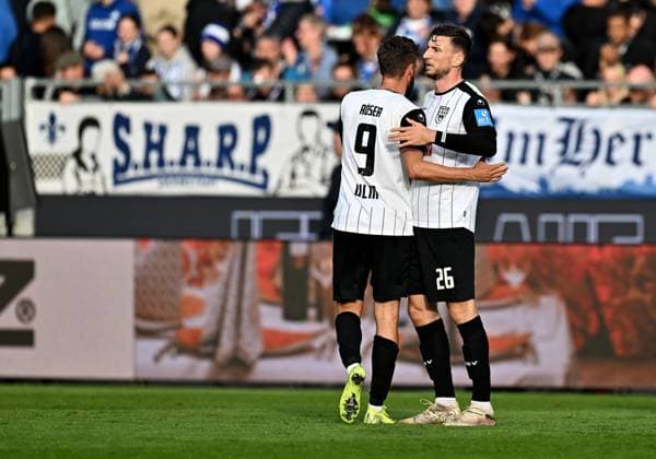 27 10 2024, xfux, Fußball 2 Bundesliga, SV Darmstadt 98 SSV Ulm 1846, emspor, v l Lucas Röser Roeser SSV Ulm 1846 , Philipp Maier SSV Ulm 1846 jubeln jubiliert nach Spielende DFL DFB REGULATIONS PROHIBIT ANY USE OF PHOTOGRAPHS as IMAGE SEQUENCES and or QUASI VIDEO Darmstadt
