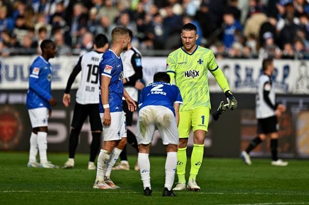 27 10 2024, xfux, Fussball 2 Bundesliga, SV Darmstadt 98 SSV Ulm 1846, emspor, v l Fabian Nürnberger Nuernberger SV Darmstadt 98 , Sergio Lopez Lopez SV Darmstadt 98 , Marcel Schuhen SV Darmstadt 98 enttaeuscht, enttaeuscht looking, dissapointed DFL DFB REGULATIONS PROHIBIT ANY USE OF PHOTOGRAPHS as IMAGE SEQUENCES and or QUASI VIDEO Darmstadt