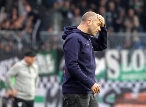 Head coach Daniel Scherning Eintracht Braunschweig disappointed, only draw Football, Men, Season 2024 2025 2 BL, Eintracht Stadion, Eintracht Braunschweig vs Preussen Muenster, 1 1 DFL REGULATIONS PROHIBIT ANY USE OF PHOTOGRAPHS AS IMAGE SEQUENCES AND OR QUASI VIDEO