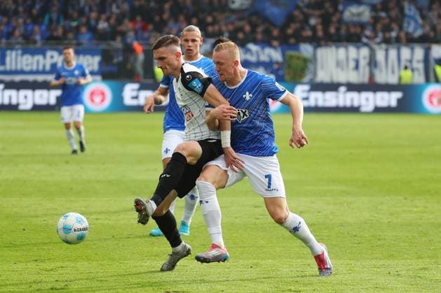 27 10 2024, xtvx, Fußball 2 Bundesliga, SV Darmstadt 98 SSV Ulm 1846 emspor, v l Zweikampf, Duell, duel, tackle, compete Niklas Kolbe SSV Ulm 1846 Isac Lidberg SV Darmstadt 98 DFL DFB REGULATIONS PROHIBIT ANY USE OF PHOTOGRAPHS as IMAGE SEQUENCES and or QUASI VIDEO Darmstadt