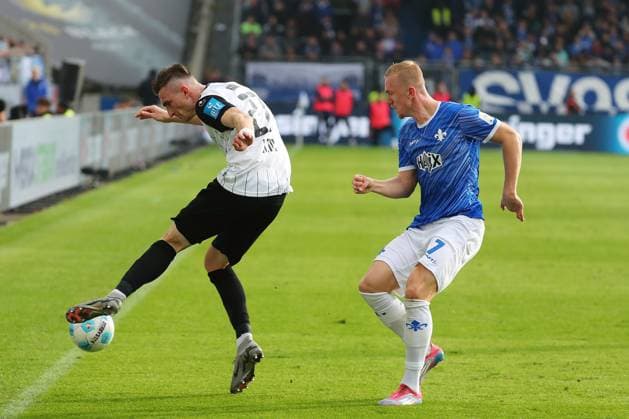 27 10 2024, xtvx, Fußball 2 Bundesliga, SV Darmstadt 98 SSV Ulm 1846 emspor, v l Zweikampf, Duell, duel, tackle, compete Niklas Kolbe SSV Ulm 1846 Isac Lidberg SV Darmstadt 98 DFL DFB REGULATIONS PROHIBIT ANY USE OF PHOTOGRAPHS as IMAGE SEQUENCES and or QUASI VIDEO Darmstadt