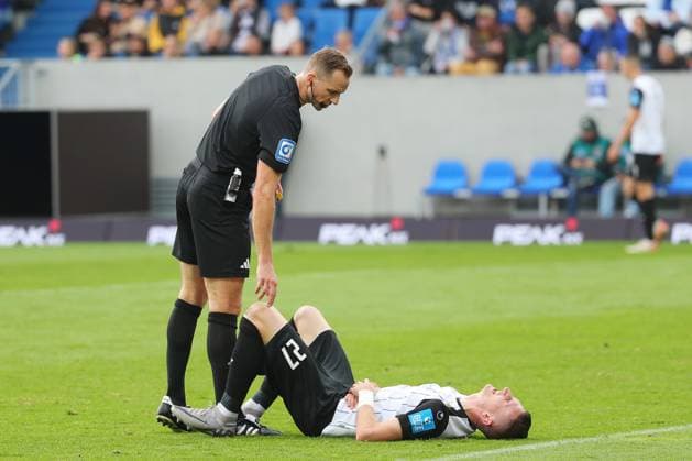 27 10 2024, xtvx, Soccer 2 Bundesliga, SV Darmstadt 98 SSV Ulm 1846 emspor, v l Referee Soeren Storks Niklas Kolbe SSV Ulm 1846 DFL DFB REGULATIONS PROHIBIT ANY USE OF PHOTOGRAPHS as IMAGE SEQUENCES and or QUASI VIDEO Darmstadt