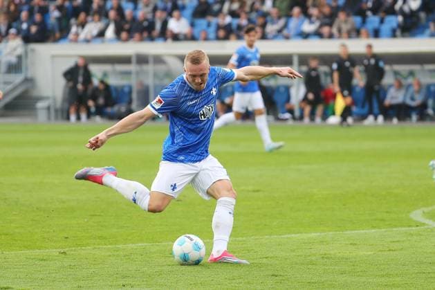 27 10 2024, xtvx, Fussball 2 Bundesliga, SV Darmstadt 98 SSV Ulm 1846 emspor, v l Isac Lidberg SV Darmstadt 98 Torschuss, has a shot on goal DFL DFB REGULATIONS PROHIBIT ANY USE OF PHOTOGRAPHS as IMAGE SEQUENCES and or QUASI VIDEO Darmstadt