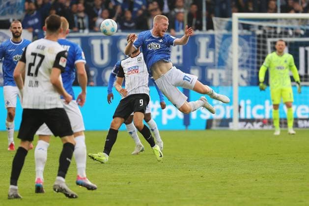 27 10 2024, xtvx, Fußball 2 Bundesliga, SV Darmstadt 98 SSV Ulm 1846 emspor, v l Zweikampf, Duell, duel, tackle, compete Lucas Roeser SSV Ulm 1846 Isac Lidberg SV Darmstadt 98 DFL DFB REGULATIONS PROHIBIT ANY USE OF PHOTOGRAPHS as IMAGE SEQUENCES and or QUASI VIDEO Darmstadt