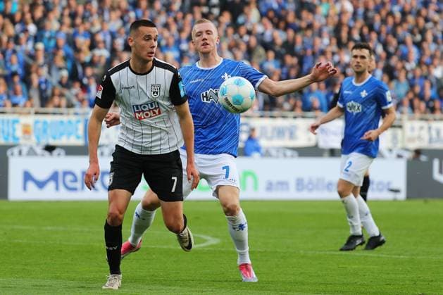 27 10 2024, xtvx, Fußball 2 Bundesliga, SV Darmstadt 98 SSV Ulm 1846 emspor, v l Bastian Allgeier SSV Ulm 1846 Isac Lidberg SV Darmstadt 98 Zweikampf, Duell, duel, tackle, compete DFL DFB REGULATIONS PROHIBIT ANY USE OF PHOTOGRAPHS as IMAGE SEQUENCES and or QUASI VIDEO Darmstadt