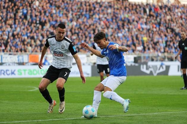 27 10 2024, xtvx, Fußball 2 Bundesliga, SV Darmstadt 98 SSV Ulm 1846 emspor, v l Zweikampf, Duell, duel, tackle, compete Bastian Allgeier SSV Ulm 1846 Guille Bueno SV Darmstadt 98 DFL DFB REGULATIONS PROHIBIT ANY USE OF PHOTOGRAPHS as IMAGE SEQUENCES and or QUASI VIDEO Darmstadt