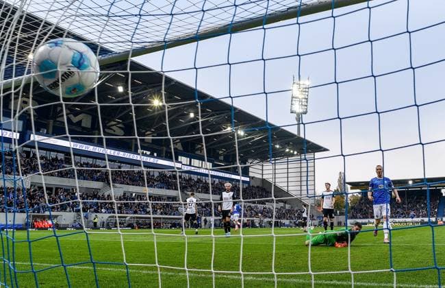 27 10 2024, xfux, Fußball 2 Bundesliga, SV Darmstadt 98 SSV Ulm 1846, emspor, v l Nicolas Thiede SSV Ulm 1846 , Torschuetze Torschütze Fraser Hornby SV Darmstadt 98 Goal scored, Tor zum 1 0 DFL DFB REGULATIONS PROHIBIT ANY USE OF PHOTOGRAPHS as IMAGE SEQUENCES and or QUASI VIDEO Darmstadt