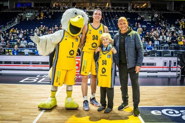 Bilder des Jahres 2024, Sport 10 Oktober Sport Themen der Woche KW43 Sport Bilder des Tages Basketball Berlin 27.20.2024 Saison 2024 2025 1. Bundesliga easyCredit BBL Alba Berlin - Basketball Löwen Braunschweig Annelise (100 Jahre alt), älteste Dauerkarteninhaberin bei Alba wird geehrt Justin Bean (Alba Berlin, No.34) Marco Baldi *** Basketball Berlin 27 20 2024 Season 2024 2025 1 Bundesliga easyCredit BBL Alba Berlin Basketball Löwen Braunschweig Annelise 100 years old , oldest season ticket holder at Alba is honored Justin Bean Alba Berlin, No 34 Marco Baldi