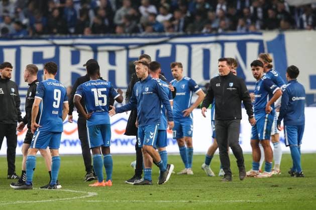 v l Martijn Kaars 1 FC Magdeburg,9 , Daniel Heber 1 FC Magdeburg,15 , Connor Krempicki 1 FC Magdeburg,13 , Coach Christian Titz 1 FC Magdeburg 2 Soccer Bundesliga Season 2024 2025 1 FC Magdeburg vs Hannover 96 at the Avnet Arena in Magdeburg Action,Soccer,Man,Men,Germany,27 10 2024