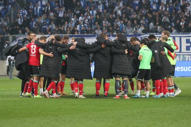 27 10 2024, xgox, Fußball 2 Bundesliga, 1 FC Magdeburg Hannover 96 emspor, v l Hannover Jubel über den Sieg, Jubel nach Spielende DFL DFB REGULATIONS PROHIBIT ANY USE OF PHOTOGRAPHS as IMAGE SEQUENCES and or QUASI VIDEO Magdeburg