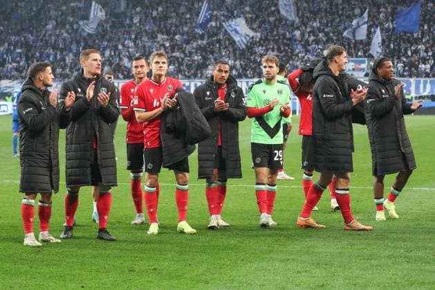 27 10 2024, xgox, Soccer 2 Bundesliga, 1 FC Magdeburg Hannover 96 emspor, v l Marcel Halstenberg Hannover, Branko Vujovic Hannover, 2 , Max Besuschkow Hannover, 7 , Enzo Leopold Hannover, 8 Cheering about the victory, cheering after the end of the match DFL DFB REGULATIONS PROHIBIT ANY USE OF PHOTOGRAPHS as IMAGE SEQUENCES and or QUASI VIDEO Magdeburg