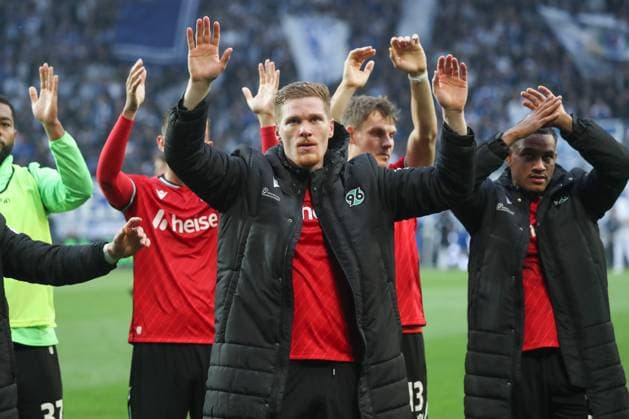 27 10 2024, xgox, Fußball 2 Bundesliga, 1 FC Magdeburg Hannover 96 emspor, v l Marcel Halstenberg Hannover, 23 Jubel über den Sieg, Jubel nach Spielende DFL DFB REGULATIONS PROHIBIT ANY USE OF PHOTOGRAPHS as IMAGE SEQUENCES and or QUASI VIDEO Magdeburg