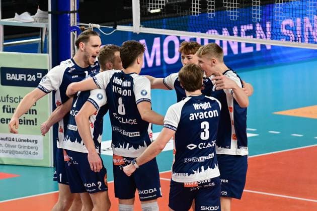 Volleyball I Men I Season 2024 2025 I Bundesliga I Matchday 7 I SVG Lüneburg BADEN VOLLEYS SSC Karlsruhe I 27 10 2024 SVG Lüneburg celebrates its first set win Lüneburg LKH Arena Niedersachsen Germany Copyright: xLobeca AndreasxHannigx